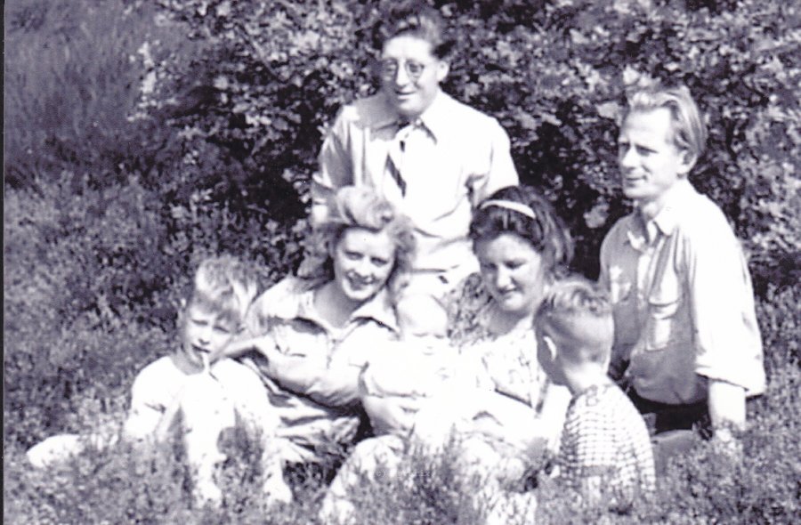 met Ome Jan en tante Rie de Boer.jpg